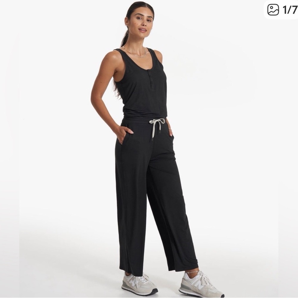 Vuori Women's Black Wide-Leg Joggers